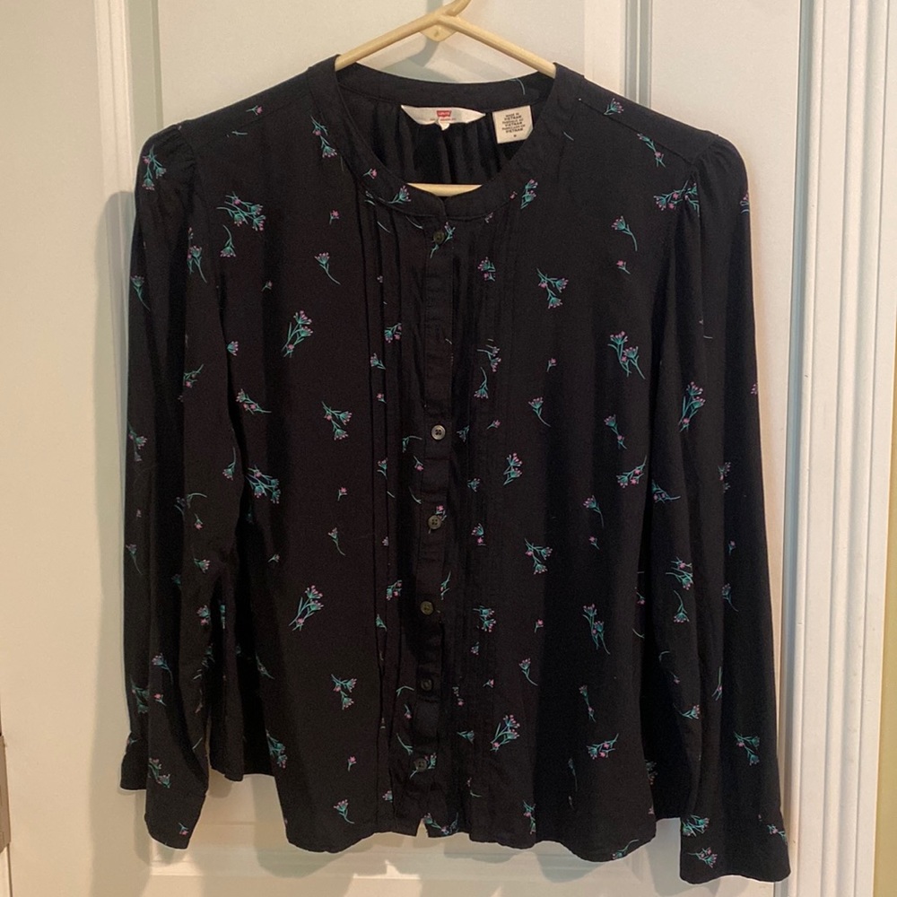Cute Levi’s blouse, smocked front